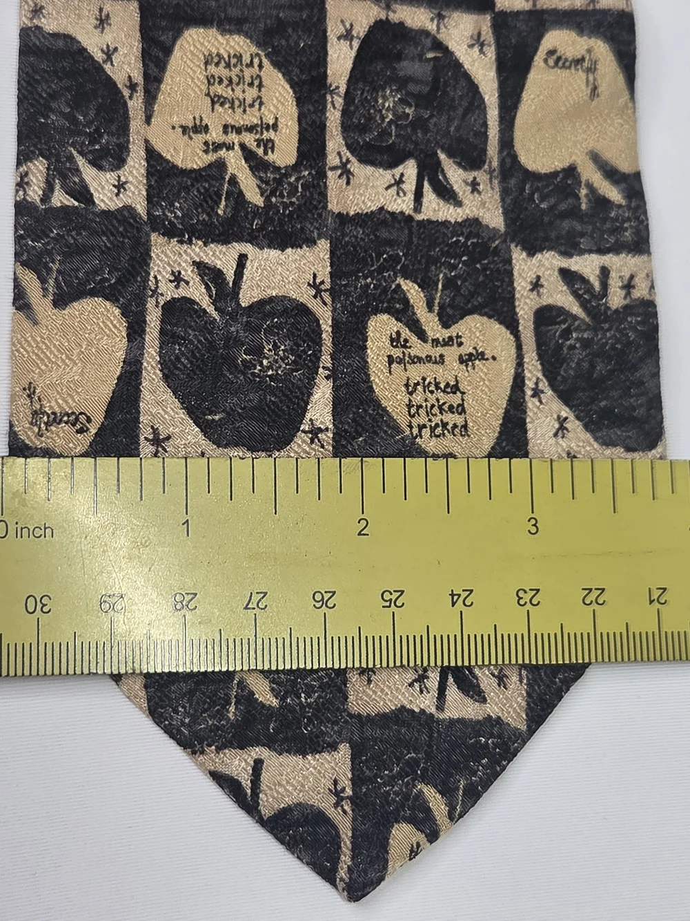 Ermenegildo Zegna Mens Halloween Theme Beige/Black Apple Motif Silk Tie 3.85x59